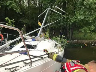 Drzewo spadło na jacht w Rucianem-Nidzie