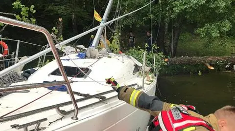Drzewo spadło na jacht w Rucianym-Nida