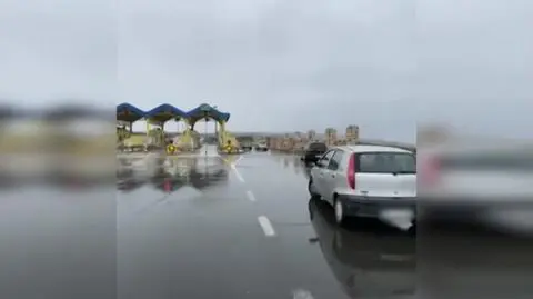 "Spędziliśmy noc w samochodzie. Dzisiaj autostrada nadal jest zamknięta"
