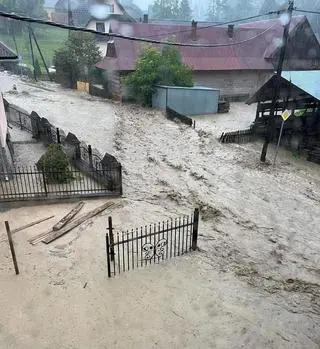 Zalana droga i posesje w miejscowości Ciche Górne