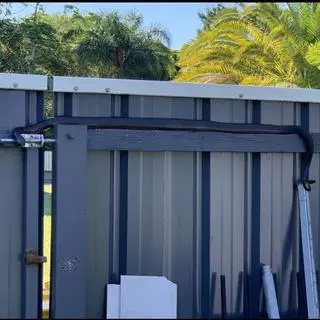 Aktualnie czytasz: Metrowy wąż leżał na ogrodzeniu. Jego głowa była "tuż przy zasuwce"