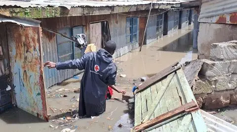 Autobus szkolny utonął w zalanym wodą wąwozie