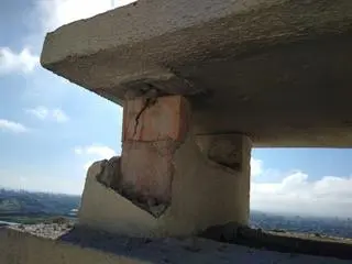 Budynek uszkodzony po uderzeniu pioruna