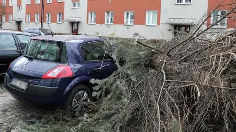 Zniszczone domy, pozrywane sieci