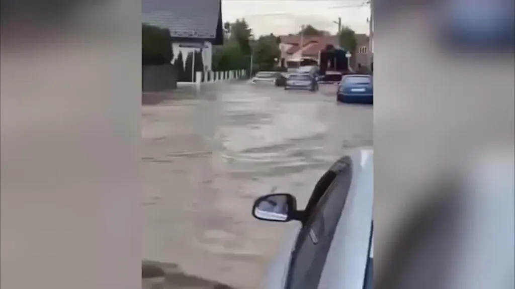 Zalane samochody w miejscowości Rybna (woj