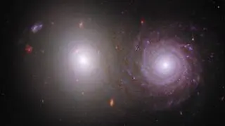 Podwójna galaktyka na zdjęciach teleskopów Hubble'a i Jamesa Webba