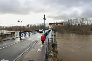 Wysoki poziom rzeki Ebro w mieście Logroño