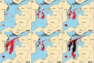 Porównanie zasięgu martwych stref w Bałtyku latach 1906-2012. Czerwony kolor oznacza niskie stężenie tlenu, zaś czarny - jego brak