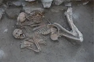 Szkielety mężczyzn pochowanych w grobowcu w Megiddo