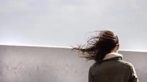 Silny wiatr i szansa na przejaśnienia