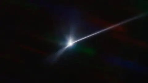 To nie warkocz komety, a smuga odłamków po uderzeniu w asteroidę