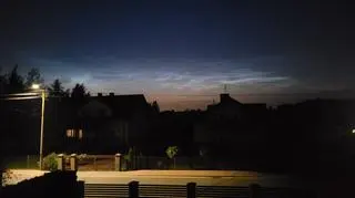 Obłoki srebrzyste na niebie