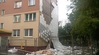 Zerwana elewacja bloku w Białymstoku