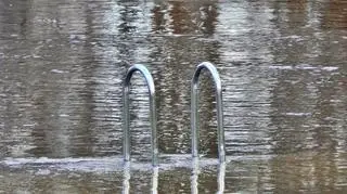 Wysoki poziom wody w rzece położonej w Słupsku 