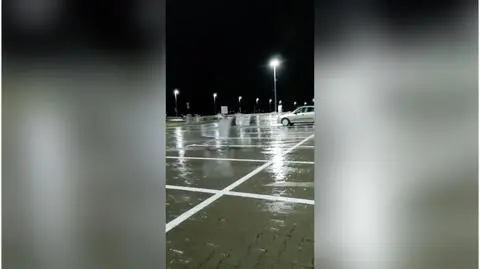 Wózki sklepowe kontra wiatr. Nagranie z parkingu centrum handlowego w Szczecinie