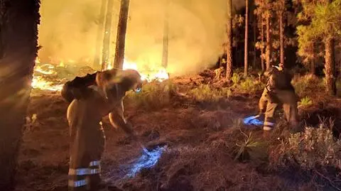 Walka z ogniem "praktycznie niemożliwa". Tysiące ewakuowanych na Teneryfie
