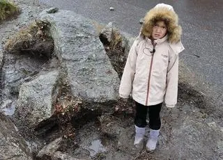 Elise - ośmiolatka, która znalazła niezwykły sztylet