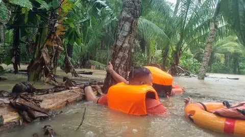 Powodzie po uderzeniu tajfunu na Filipinach