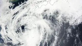 Burza tropikalna Mawar u wybrzeży Japonii