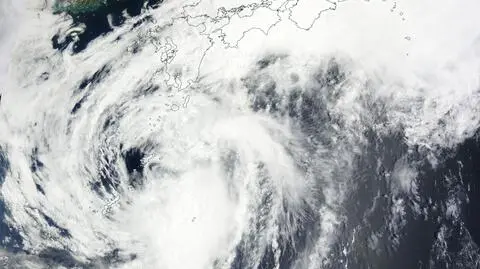 Burza tropikalna Mawar u wybrzeży Japonii