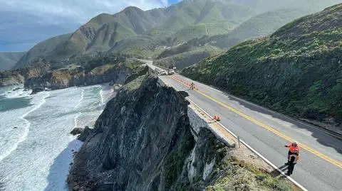 Część słynnej autostrady osunęła się do morza