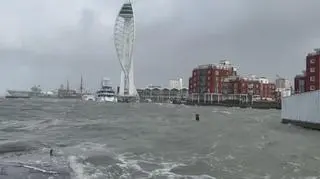 Ekstramalny Sztorm Eunice w Wielkiej Brytanii w Portsmouth