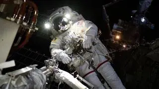 Astronauta Josh Cassada podczas spaceru kosmicznego 15 listopada 2022
