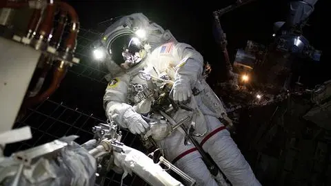 Rosyjskie kosmiczne śmieci stanęły na drodze astronautom. Konieczny był unik i przełożenie spaceru