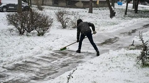 Zima nie daje za wygraną. "Za oknem równo sypie"