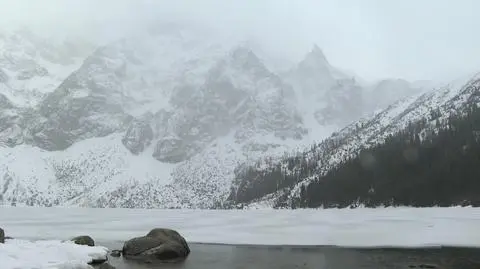 "Tafla Morskiego Oka pękła wzdłuż linii brzegowej". Odwilż w górach
