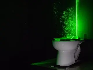 Naukowcy za pomocą zielonego lasera sprawdzili, jak wysoko wystrzeliwują w powietrze aerozole, które formują się podczas spłukiwania wody w toalecie