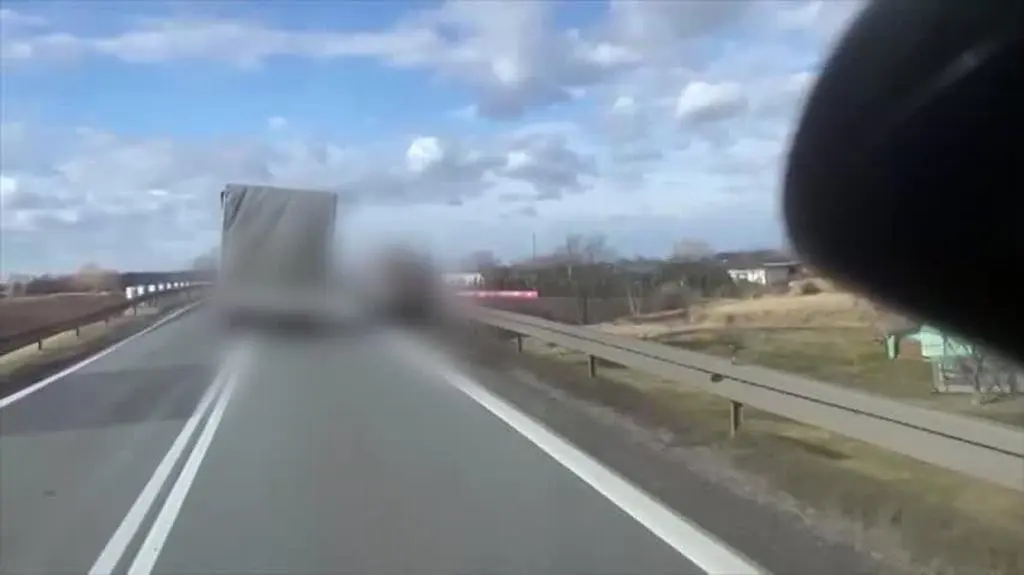 Silny wiatr przewraca samochód