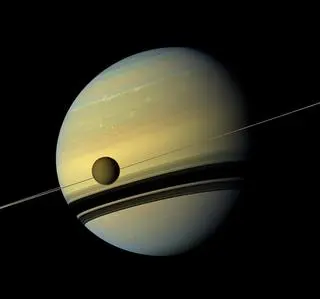 Saturn i Tytan, największy z jego księżyców