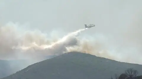 Zrzut wody, który ma ugasić płomienie. "Latają samoloty, śmigłowce"
