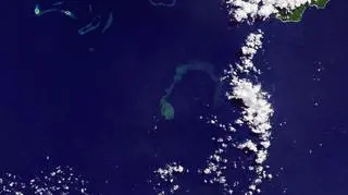 Erupcja wulkanu Kavachi na zdjęciu satelitarnym z 14 maja