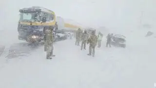 Uwięzione samochody przez śnieżycę w Chile
