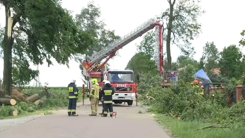 Mieszkańcy o zniszczeniach po przejściu trąby
