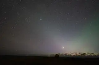 Światło zodiakalne i zorza polarna na Islandii