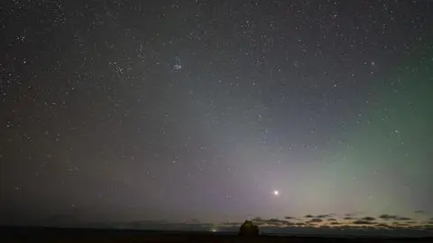 Światło zodiakalne i zorza polarna na Islandii