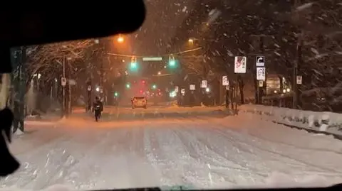 Śnieg zasypał miasto i sparaliżował lotnisko. Rejsy "masowo" odwoływane