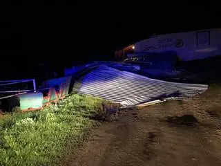 Na skutek silnego wiatru zerwana została blacha i spadła na zaparkowane samochody