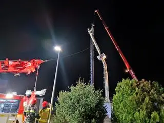 Wiatr przełamał stalowy komin