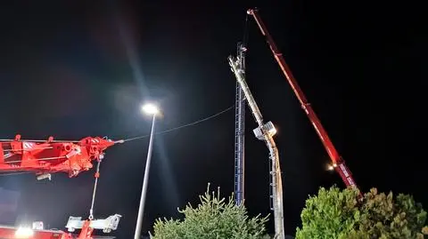 Wiatr przełamał stalowy komin