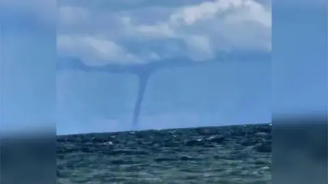 Trąba wodna nad Bałtykiem. Na nagraniu widać ją z plaży w Jastarni
