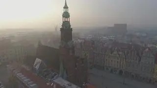 W Krakowie wieża antysmogowa, w Katowicach dron (materiał "Faktów")