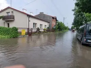 Nieprzejezdna ulica w Radomsku z powodu intensywnych opadów deszczu