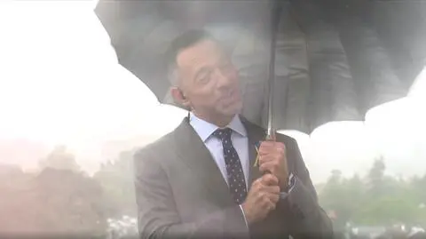 Tomasz Wasilewski i jego parasol kontra wiatr i ulewa