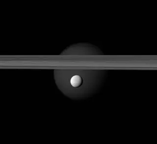 Enceladus na tle Saturna