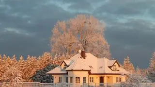 Piękny zimowy poranek o wschodzie słońca w Przewłoce na Pomorzu