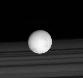 Enceladus na tle pierścieni Saturna w obiektywie sondy Cassini, 28.06.2007